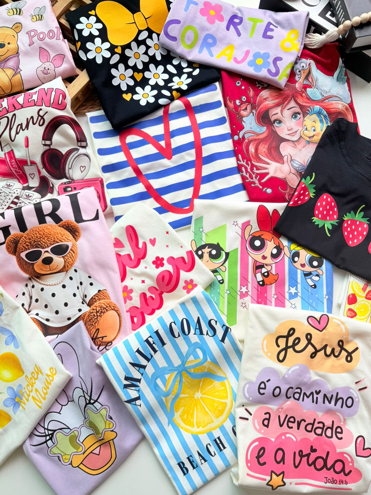 T-shirts infantis com estampas de personagens, corações, morangos e frases