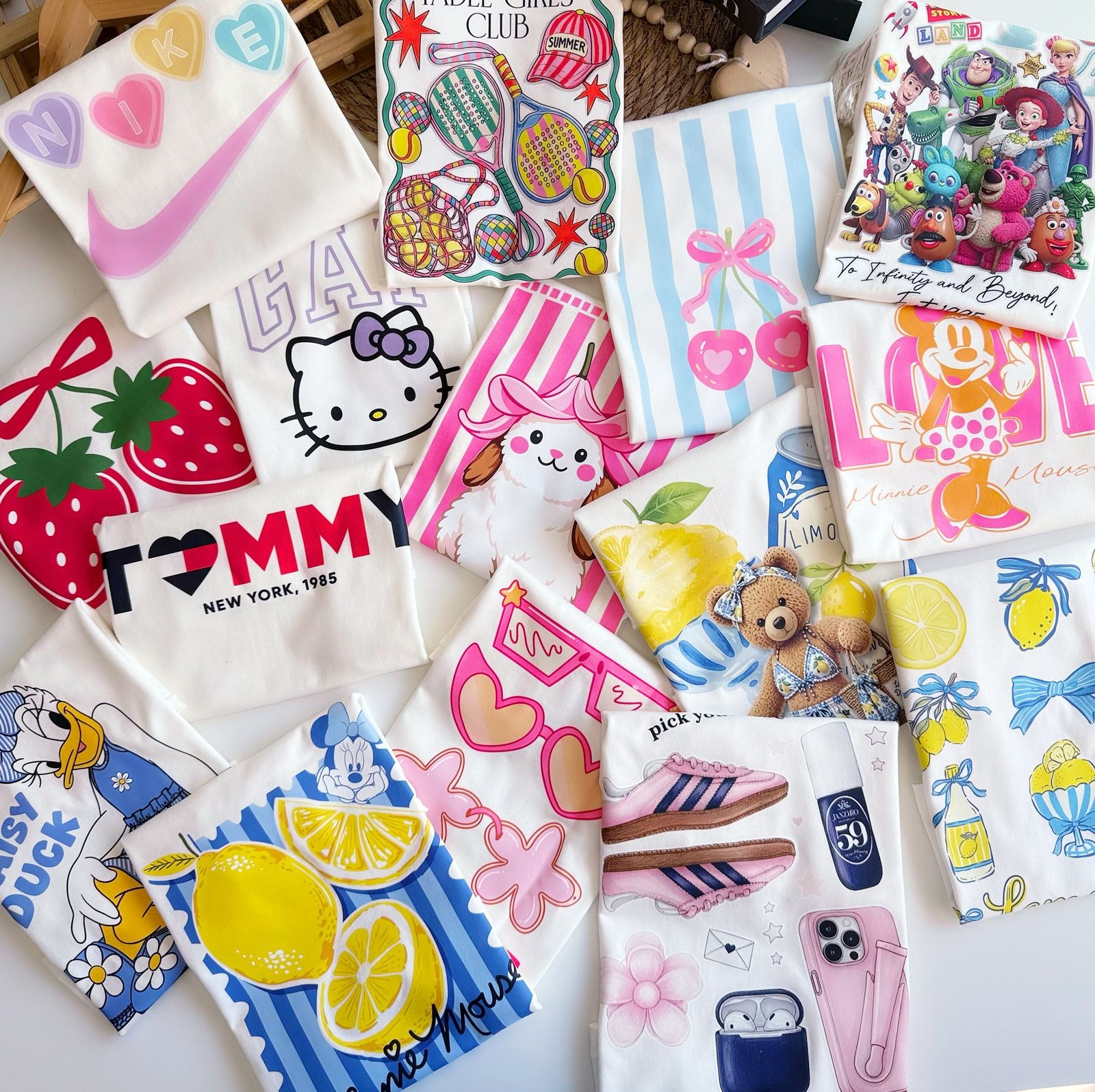 T-shirts infantis com estampas de marcas, personagens, limões e laços